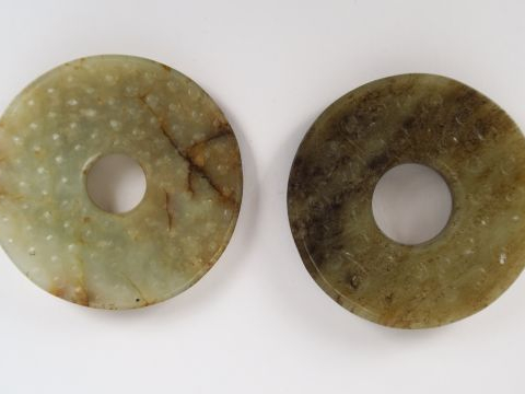 Deux disques bi en jade céladon et jade blanc veiné de rouille, sculpt