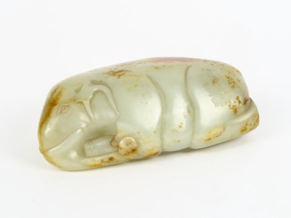 Sujet en jade blanc veiné de rouille figurant un éléphant au repos, la