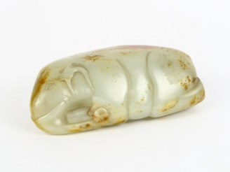 Vente aux enchères Sujet en jade blanc veiné de rouille figurant un éléphant au repos, la