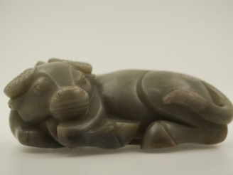 Vente aux enchères Buffle de rizière au repos en jade céladon, la tête tournée sur la gau