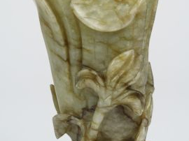 Vente aux enchères Vase en jade céladon, partiellement veiné de brun, en forme de fleur d