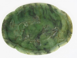 Vente aux enchères Plaque en jade vert épinard à bord polylobé, sculptée d'oiseaux évolua