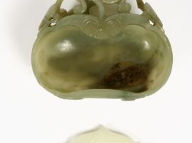 Vente aux enchères Godet de peintre en jade céladon, très finement sculpté et ajouré au n