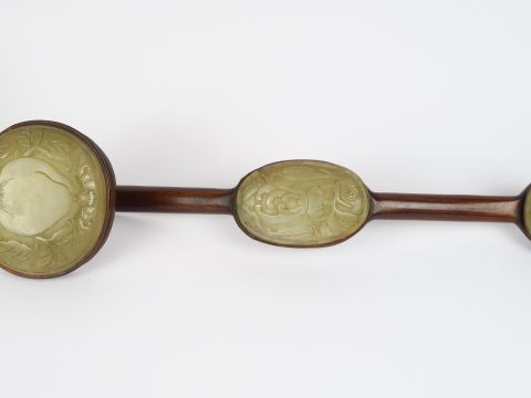 Sceptre en bois naturel orné de trois plaques en serpentine figurant u