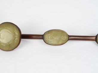 Vente aux enchères Sceptre en bois naturel orné de trois plaques en serpentine figurant u