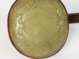 Sceptre en bois naturel orné de trois plaques en serpentine figurant u