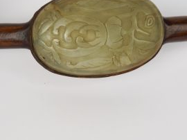 Sceptre en bois naturel orné de trois plaques en serpentine figurant u