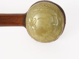 Sceptre en bois naturel orné de trois plaques en serpentine figurant u