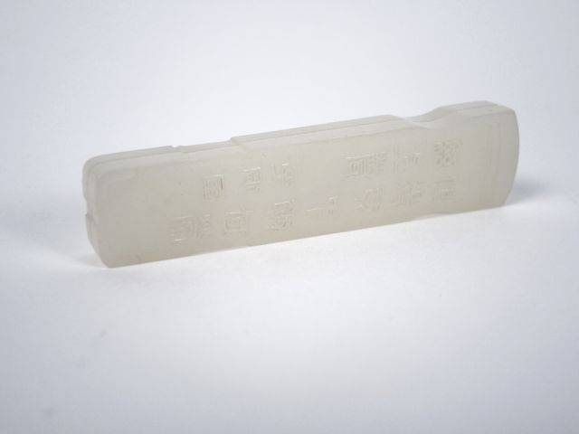 Boite allongée en jade blanc reprenant la forme d'un instrument de mus