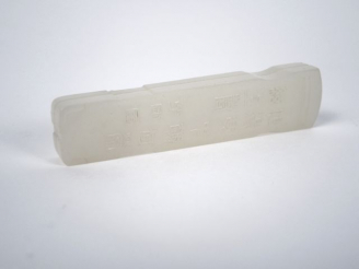 Vente aux enchères Boite allongée en jade blanc reprenant la forme d'un instrument de mus