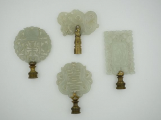 Vente aux enchères Lot de quatre pendentifs en jade blanc, l’un de forme rectangulaire à 