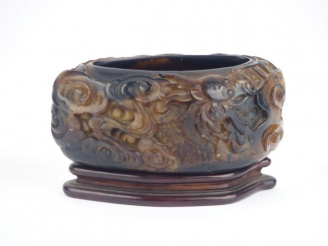 Vente aux enchères Godet de lettré en stéatite beige veiné de brun sculpté d'un dragon pa