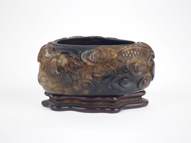 Godet de lettré en stéatite beige veiné de brun sculpté d'un dragon pa