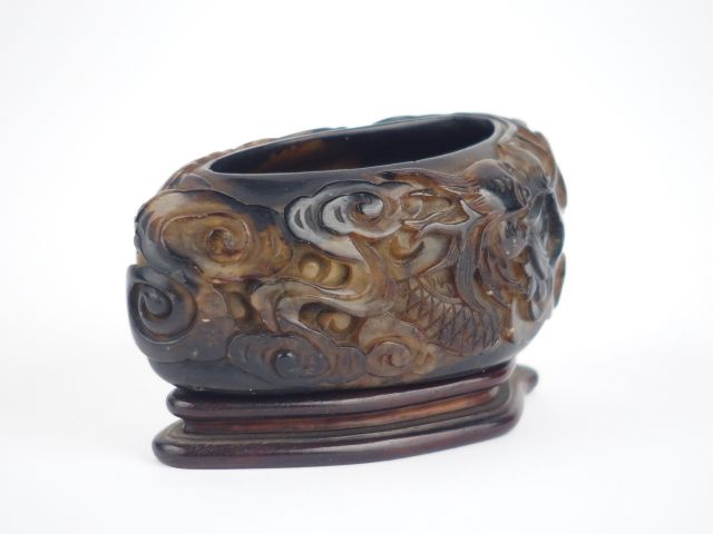 Godet de lettré en stéatite beige veiné de brun sculpté d'un dragon pa