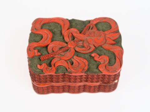 Boite couverte rectangulaire à bord polylobé en laque de cinabre finem