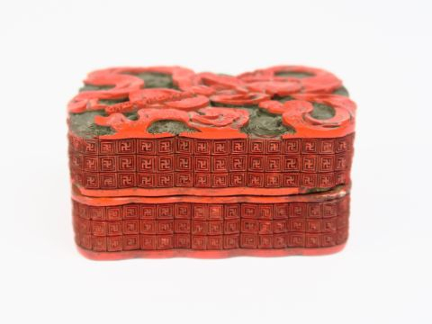 Boite couverte rectangulaire à bord polylobé en laque de cinabre finem