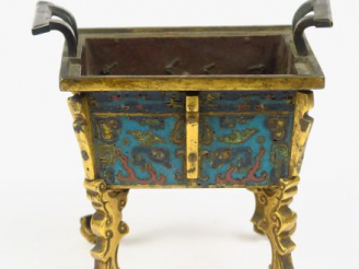 Vente aux enchères Brûle-parfum Fanding sur quatre pieds en bronze, à décor polychrome su