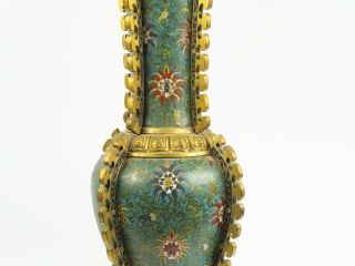 Important vase de forme Gu en émaux cloisonnés