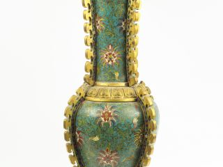 Important vase de forme Gu en émaux cloisonnés