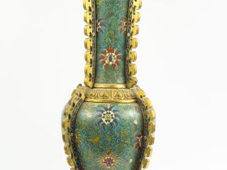 Important vase de forme Gu en émaux cloisonnés