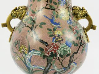 Vente aux enchères Vase de forme Hu en bronze et émaux cloisonnés, à décor polychrome sur