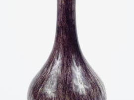 Vente aux enchères Vase pansu à long col en céramique et émail violet reposant sur un fon