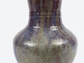 Vente aux enchères Vase à panse ovoïde et col évasé en grés porcelaineux émaillé rouge fl