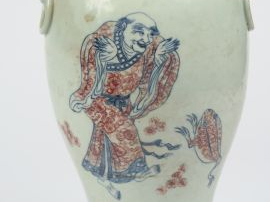 Vente aux enchères Vase balustre en porcelaine, à décor de personnage, Liuhaï avec le cra