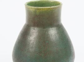 Vente aux enchères Vase à panse ovoïde en grès porcelaineux émaillé rouge et moucheté ble