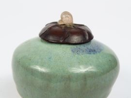 Vente aux enchères Vase Jun bleu lavande. Ming, XV ème siècle. H. 6 cm (Col légèrement ro