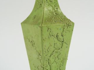Vase quadrangulaire en biscuit émaillé vert pomme, à décor de prunus e