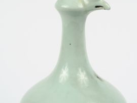 Vase piriforme en porcelaine à couverte céladon, col fin orné d'une tê