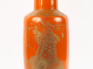 Vente aux enchères Vase rouleau à col resséréporcelaine émaillée corail à décor or de per