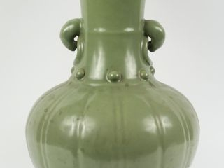 Vente aux enchères Vase ovoïde cotelé à haut col évasé en grès porcelaineux émaillé célad