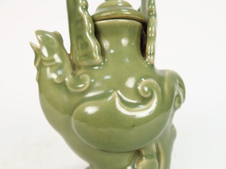 Verseuse en porcelaine et émail céladon figurant un coq chantant. Chin