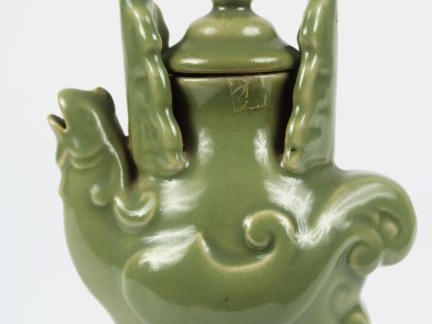 Verseuse en porcelaine et émail céladon figurant un coq chantant. Chin