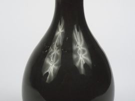 Vente aux enchères Vase bouteille en porcelaine à couverte foie de mulet, marque apocryph