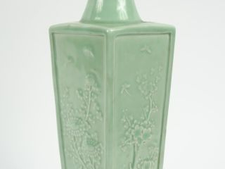 Vente aux enchères Vase quadrangulaire à col évasé en grès porcelaineux céladon, à décor 