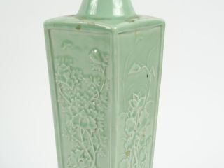 Vase quadrangulaire à col évasé en grès porcelaineux céladon, à décor 