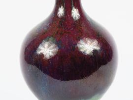 Vase balustre à col évasé en grès émaillé sang de boeuf et vert, base 