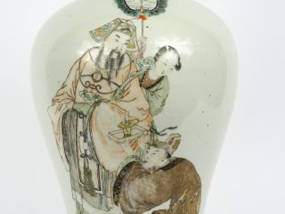 Vente aux enchères Vase Meiping en porcelaine à décor de personnages faisant une offrande