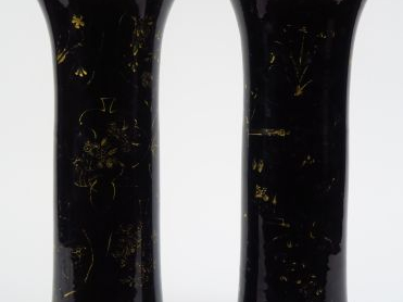 Paire de vases cornet en porcelaine émaillée noir miroir à décor or, m