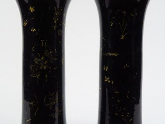 Vente aux enchères Paire de vases cornet en porcelaine émaillée noir miroir à décor or, m