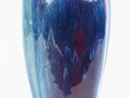 Vente aux enchères Vase balustre trilobé en grès porcelaineux émaillé sang de boeuf et fl