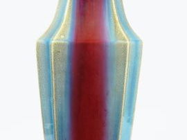 Vente aux enchères Vase à quatre pans à col évasé en faïence émaillé sang de boeuf flammé