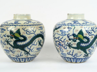 Vente aux enchères Paire de vases ovoïdes en porcelaine Ducaï à décor de dragon à 5 griff