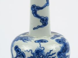 Vente aux enchères Vase gourde en porcelaine à décor blanc bleu de dragon.   Chine, dynas