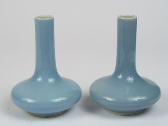 Vente aux enchères Paire de petits vases pansus à long col en porcelaine émaillée bleu la
