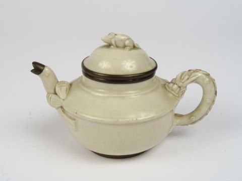 Théière égoïste en porcelaine blanc de Chine, bec verseur figurant un 