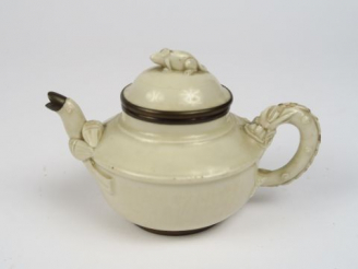 Vente aux enchères Théière égoïste en porcelaine blanc de Chine, bec verseur figurant un 
